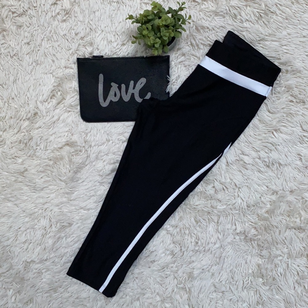 Xersion Performance Wear Fitted Capri Leggings 💗 Black & White
